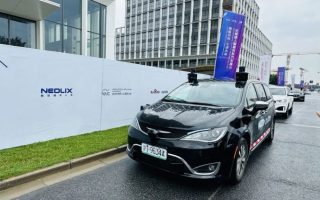 助力智能网联汽车驶上“快车道”！浦东发放首批无驾驶人智能网联汽车道路测试牌照